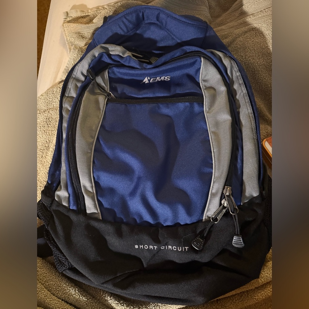 VINTAGE Eastern Mountain Sports “SHORT CIRCUT” design back pack!!